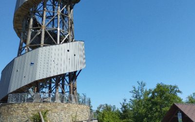Pod modrým nebem, ale i uzavřenou rozhlednou